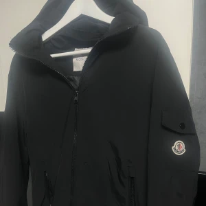 Moncler windbreaker  - En moncler windbreaker i storlek M, passa tv 175-180 cm. I gott skick tagit bra hand om den så inga fläckar eller skador skick (8/10). Zipper är keff men går att fixa. Skickas med sin tag, nfc tagg scannar.
