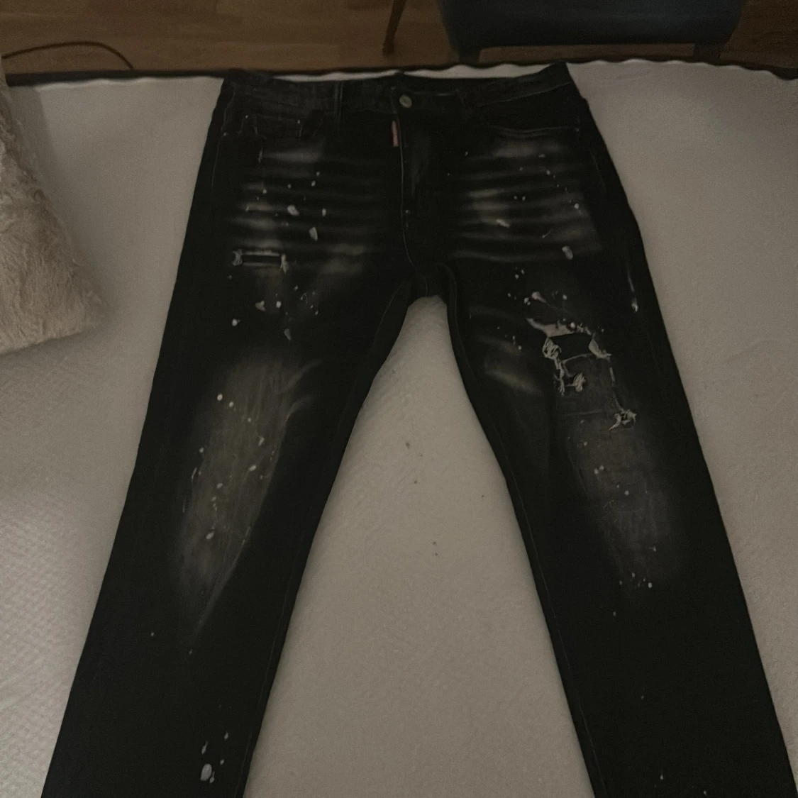 Svarta jeans från Dsquared2 med splatter