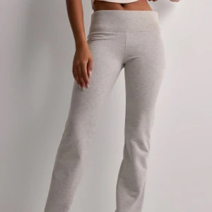 LÅGmidjade Ljusgrå mjukisbyxo nelly - Supersköna ljusgrå mjukisbyxor med bred resår i midjan och bootcut-ben. De är lågmidjade och kan vikas ner, väldigt skäna innuti och värmer jätte bra nu till hösten/vintern 