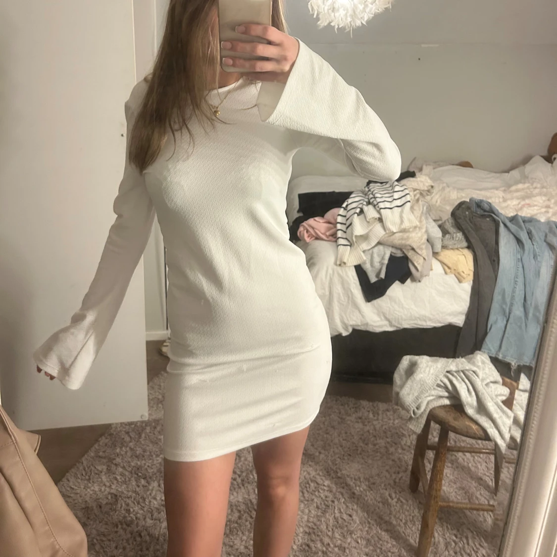 Vit kort klänning med snörning i ryggen - 1