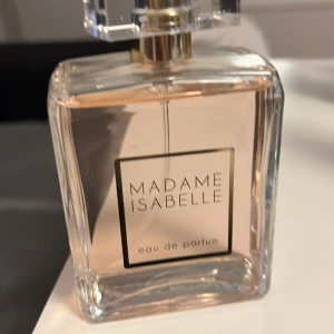 Madame Isabelle  Parfym - Stilren och modern parfym  från Madame Isabelle. Perfekt för dig som vill ha en elegant touch i vardagen.  Ny 