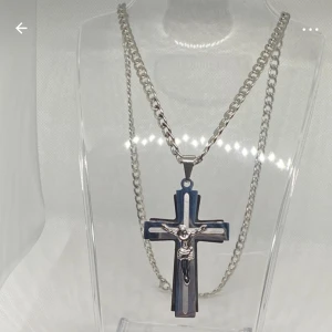 Silverfärgat korshalsband med Jesus rostfritt stål 🩶 - Stilrent halsband i silverfärg med grov kedja och ett stort kors som hänge. Korset har en Jesusfigur i mitten och en cool, modern design med flera lager. Perfekt statement-piece för dig som gillar att sticka ut med accessoarer.det passar till bilen också 👍🏻