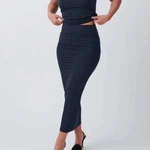 Marinblå kjol i softtouch från gina tricot - Snygg marinblå kjol med figurnära passform och enkel design. 