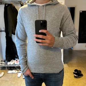 Kashmir hoodie från carmes  - Skick 9/10 sparsamt använd. Storlek S Hör av dig om du har några frågor✌️en defekt där vid själva hoodien börjar kan skicka bild vid intresse, priset är ej hugget i sten. Tveka inte på höra av er //