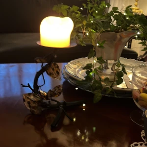 Modern Ljusstake - Säljer ett par glasögon med cool leopardmönstrad båge i brun och svart. Bågen har en unik form med mjuka linjer och är tillverkad i syntetmaterial. Perfekt för dig som vill sticka ut med en trendig och djärv look.