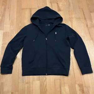 Ralph Lauren Hoodie S - Ralph Lauren Hoodie i storlek S. Fint skick, inga defekter. Använd max 15 gånger. 