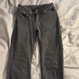 Low waist Jeans - Säljer dessa low waist jeans från weekday storlek 25/34.