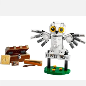 LEGO Harry Potter Hedwig på Privet Drive 76425 - Byggsats LEGO Harry Potter 76425 med Hedwig-figur, Privet Drive-skylt och tillbehör. Alla bitar är sorterade i påsar och manual medföljer. Skick: komplett och oanvänt, perfekt för samlare och fans av Harry Potter.