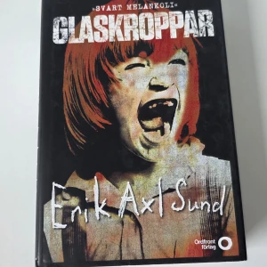Glaskroppar - En mörk och intensiv roman om besatthet, konst och sökandet efter sanning. Boken utforskar teman som ensamhet, död och vad som händer när vi inte hittar fäste i det vi kallar kärlek. Perfekt för dig som gillar psykologiska thrillers med starka känslor. STÄMPLAD LÄS EX.