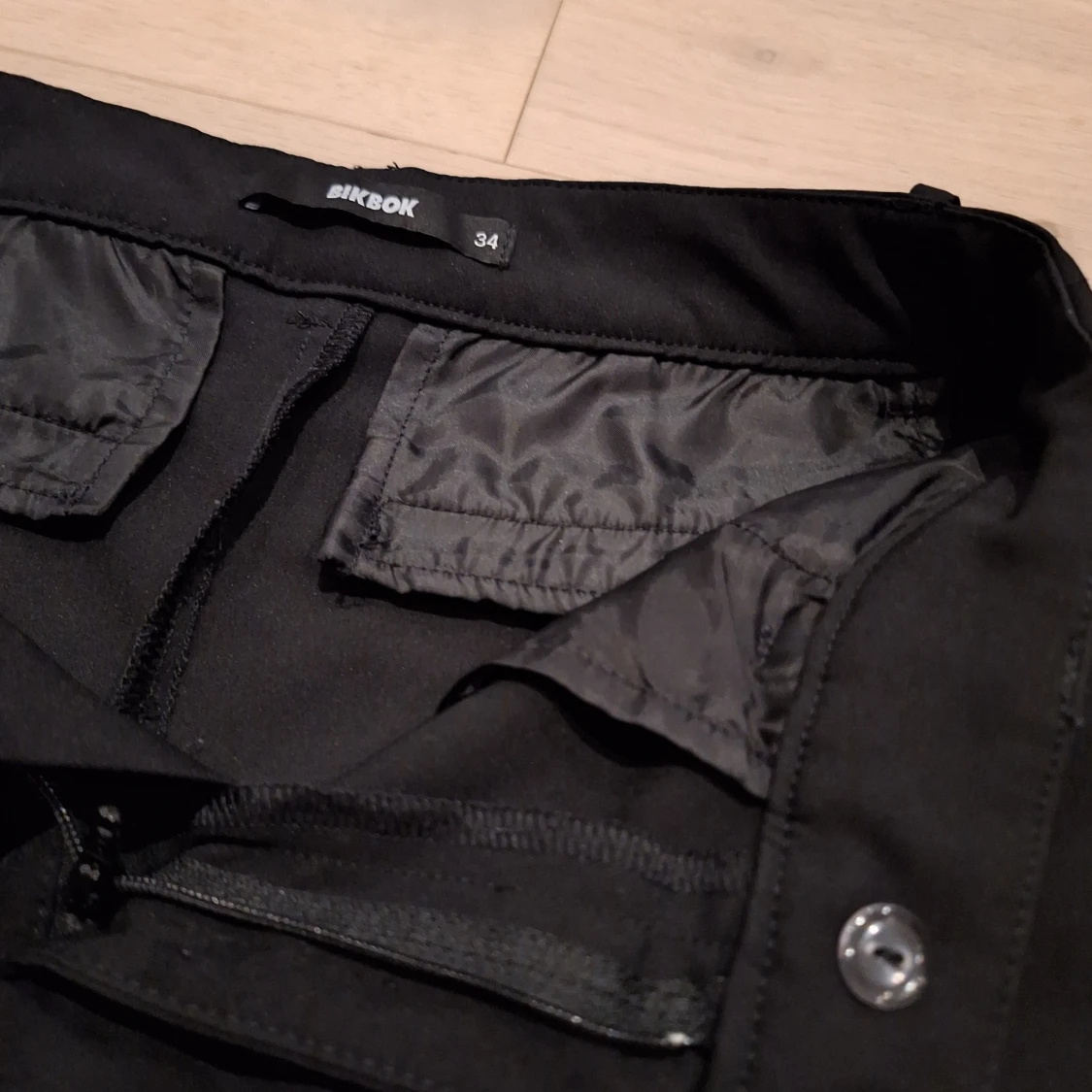 Svarta kostymbyxor från Bik Bok - 3