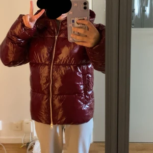 Vinröd pufferjacka från Nelly - Jätte varm och skön, använd mycke men i väldigt bra skick