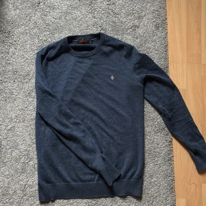 Marinblå merinoullströja Morris S - Snygg marinblå tröja från Morris i 100% merinoull. Klassisk rund hals och diskret broderad logga på bröstet. Priset är inte hugget i sten, skriv om du har några funderingar!😄