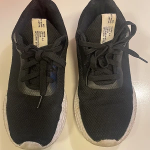 Sneakers, Svart, Storlek 38 från Lager 157 - Snygga svarta sneakers med vit sula. Perfekt för en avslappnad och trendig look. Bekväma och lätta  att bära