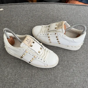 Valentino Rockstud | 37 - Valentino Rockstud sneakers | Storlek 36.5, passar 37 | Endast skorna ingår | INGA BYTEN | Fraktar spårbart eller möts upp i Täby 