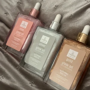 Miqura Glow Care Shimmering Glow Oil - Tre lyxiga glow oils från Miqura Glow Care i färgerna rosa, silver och guld. 
