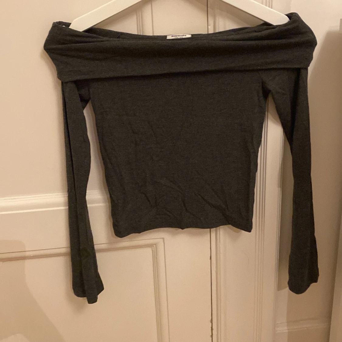 Mörkgrå offshoulder topp Kappahl