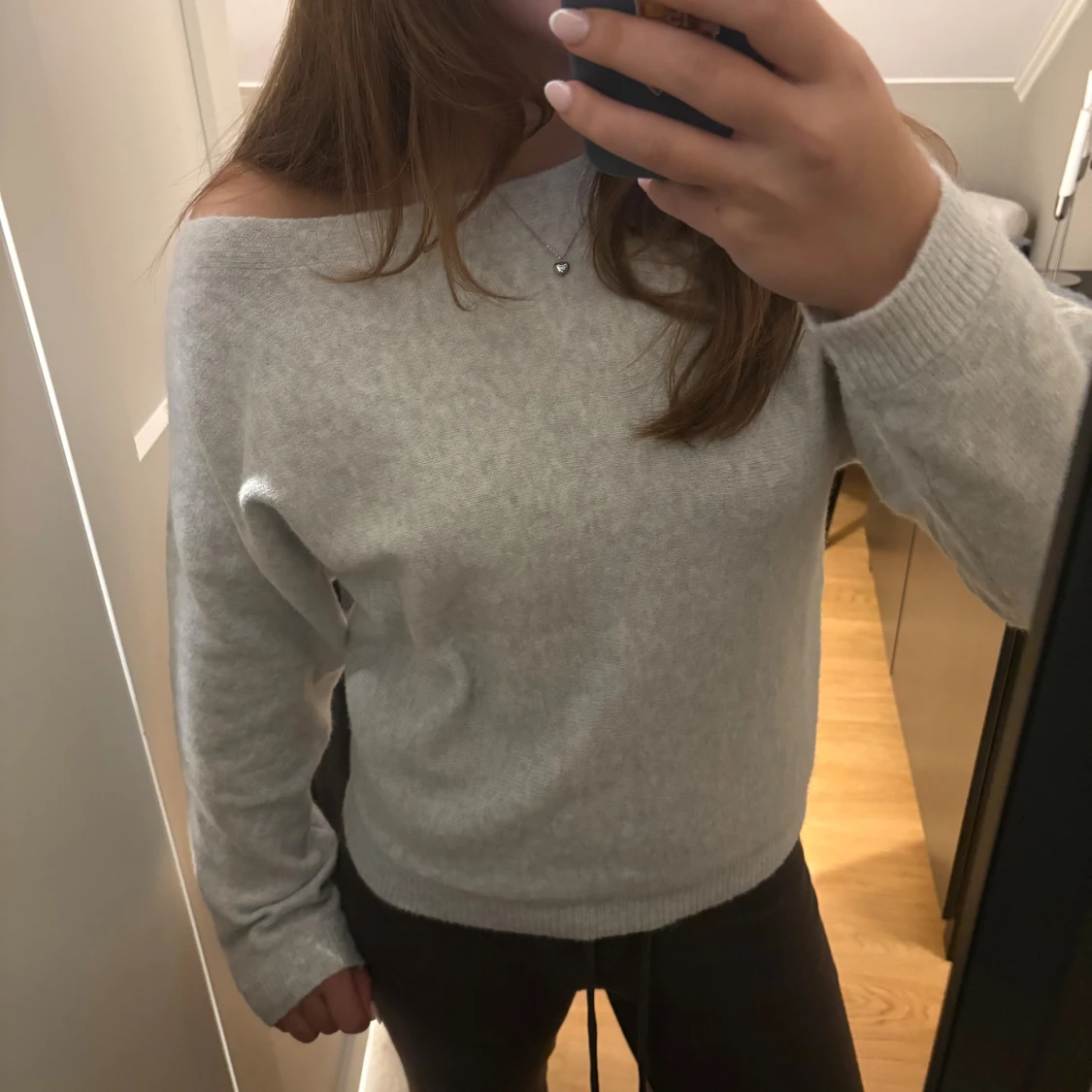 Ljusgrå offshoulder stickad tröja Nelly - 1