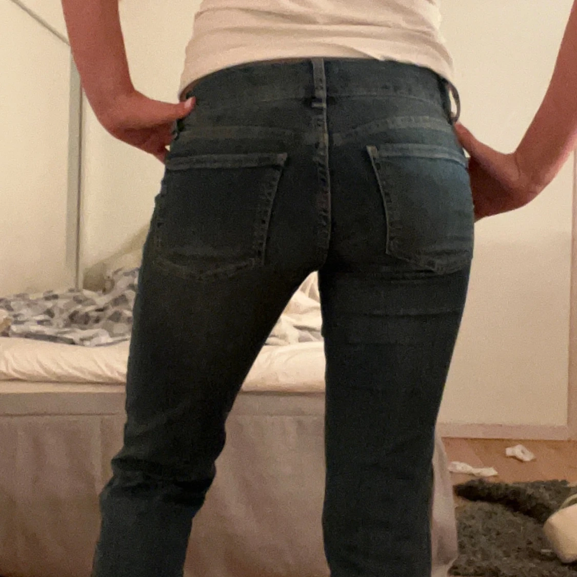 Blå bootcut jeans med fickdetaljer - 1