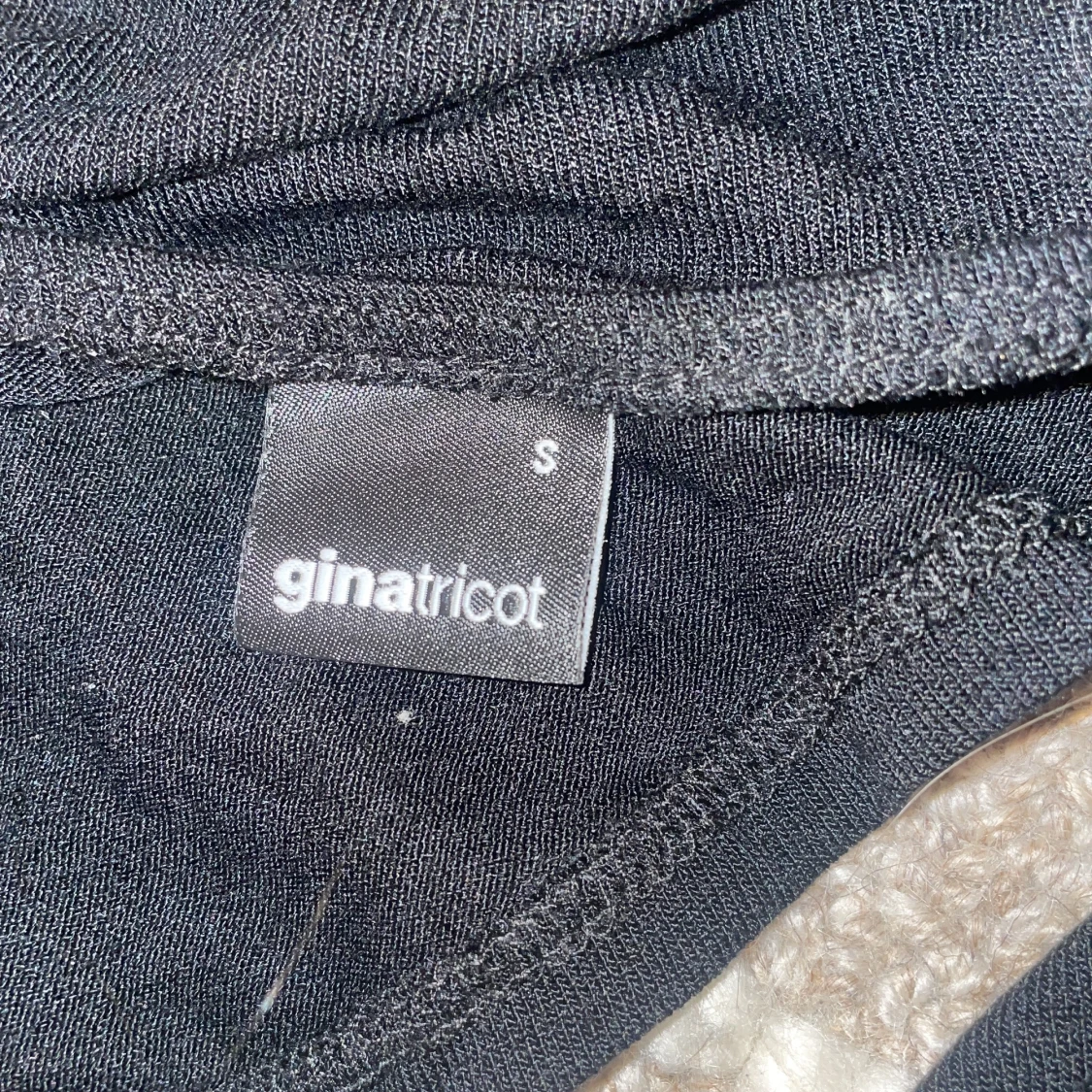 Svart linnetopp från Gina Tricot - 2