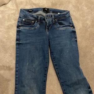Blå bootcut jeans från ltb - Marin blåa Jeans från ltb storlek 24/30 valerie har några små flekar på låren