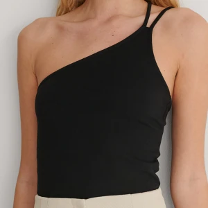 Svart one shoulder topp  - Svart one shoulder topp med två smala axelband på ena sidan från NA-KD. Använd någon enstaka gång. 