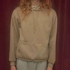 Beige Hoodie - Beige Hoodie - Storlek M men även L passar! används ej längre då jag inte tycker färgen passar mig! Har använts 1-4 gånger. OBS: Köpare står för frakt! Inte jag på bilderna utan en vän!