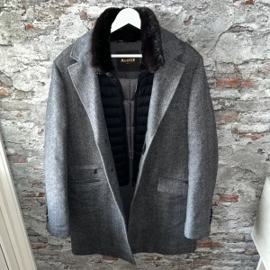 Moorer Jacka - Mycket fint skick, inga defekter. Storlek 50/M passar dig som är mellan 178-188cm ungefär. Nypris ca 20 000kr. Modellen är 185 cm, 79 kg. Passar bra nu till vintern. Skriv för mer information!🤝Affären göra helst genom swish eller i verkligheten!