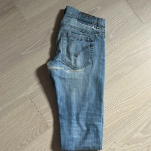 Dondup - Ett par dondups, ihopsydd vid skrevet och låret. Storlek 29, 107 cm längd& midja 37,5