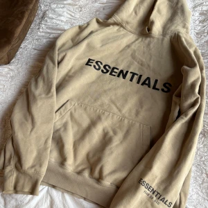 Essentials hoddie - Hoddie från essentials, strl L men passar mer en S/M då den är lite krympt. Finns en liten fett fläck på armen.