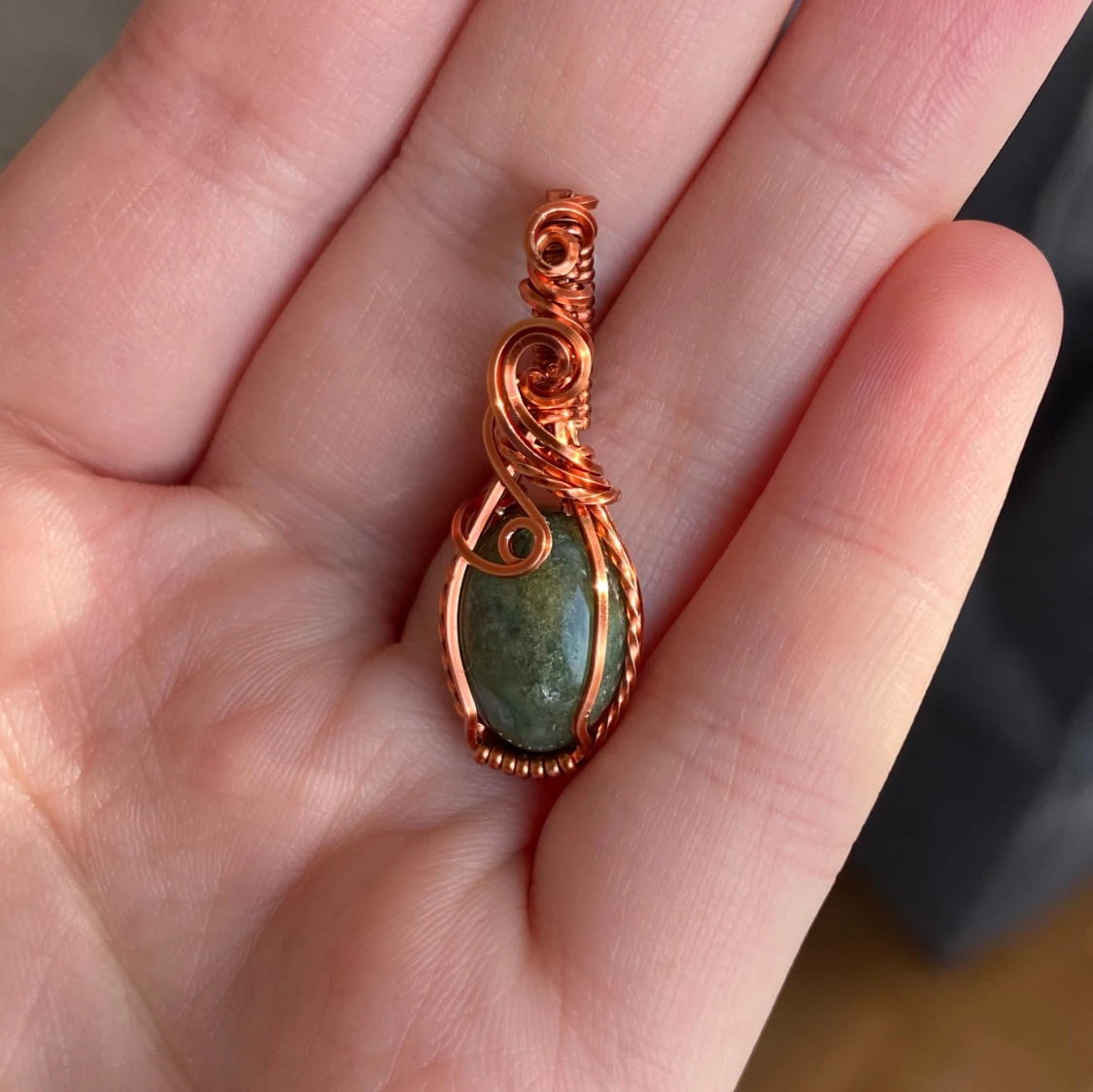 Handgjord berlock med grön sten - 1