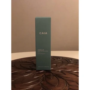 CAIA Touch Up light texture spray 200 ml - Fräsch textur spray från CAIA i en stilren turkos förpackning. Produkten är för håret och är oöppnad. Innehåller 200 ml.
