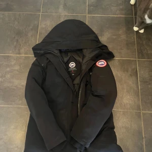 Canada Goose Jacka - Säljer en svart jacka från Canada Goose i storlek XS men den är lite liten så passar bättre XXS. En sak på luvan är av och därför kostar den så lite