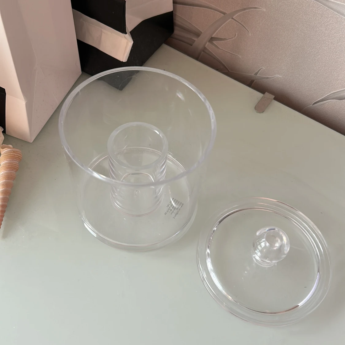 En plastburk till förvaring av småsaker  - 1