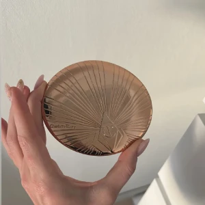 Charlotte Tilbury bronzer  - Charlotte Tilbury Airbrush Bronzer i färgen "3 tan doré ". Endast testad 2 gånger! Säljer då den inte kommer till användning hör av er för mer info eller fràgor:)