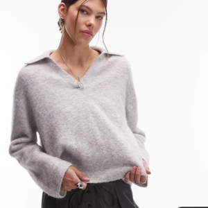 ALPACKA Stickad tröja med krage - Säljer då den tyvärr är för liten för mig (S), är alltså endast testad. Nypris 1,209 säljer för 600 (600kr rabatt) men kan ta emot pris förslag ❤️från ARKET. Mer bilder fås privat 