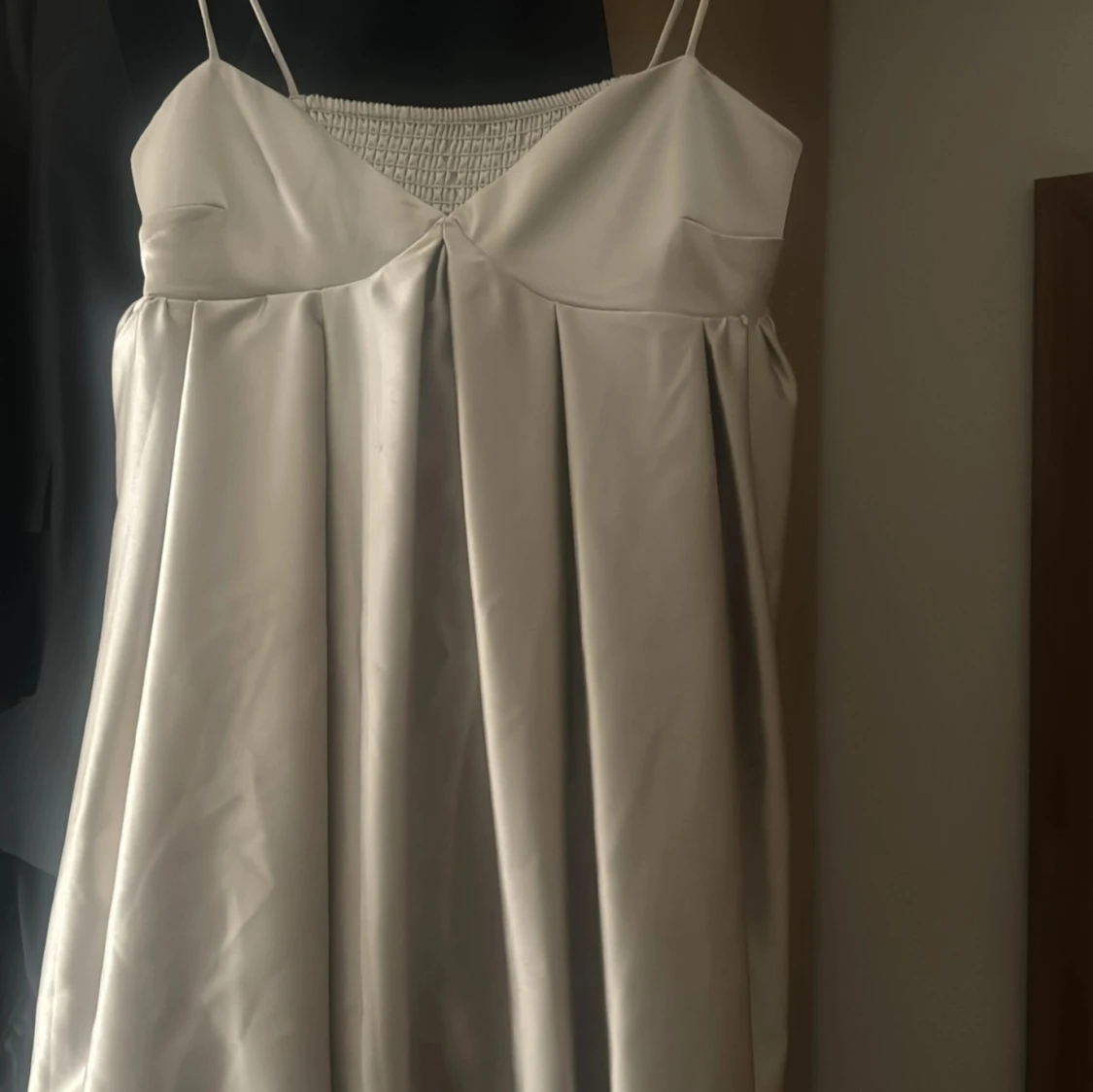 Champagnefärgad kort klänning med smala axelband - 2