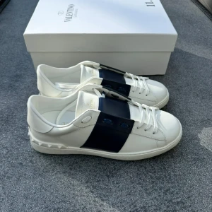 Valentino open navy - Ett par riktigt feta valentino open i storlek 41,  allt på bilderna fås med, skickar samma dag!