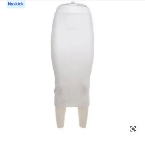 Vit ribbad långkjol från Zara - Säljer en vit, ribbad långkjol från Zara i storlek M. Kjolen har en tight passform och är tillverkad i ett stickat material som ger en snygg siluett. Perfekt att styla med en enkel topp eller en oversized tröja.