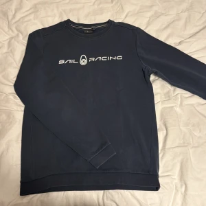 Blå Sail Racing tröja  - Skön Sail Racing tröja som passar perfekt till vardagen! 