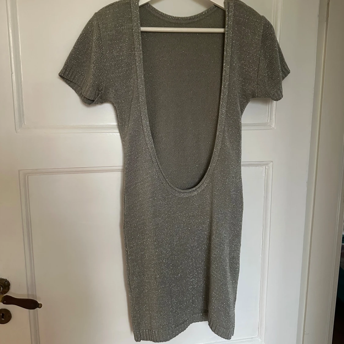 Glittrig silverklänning från QED London - 2