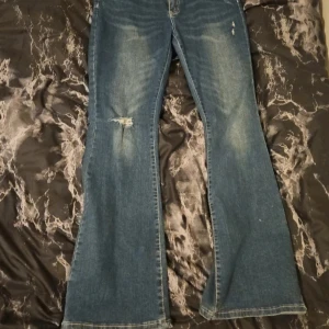 Mörk Blåa Flare Jeans - Sjukt snygga jeans 