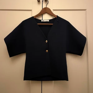 Mörkblå blus med guldknappar från Zara - Snygg mörkblå blus från Zara med v-ringning och två guldknappar framtill. 💞