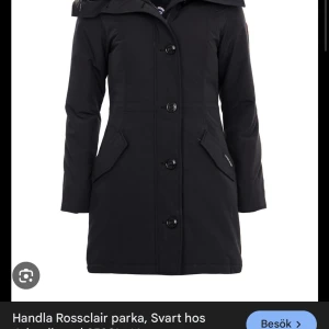 Rossclair parkajacka - Säljer en svart Rossclair parkajacka från Canada Goose med klassisk design, stora knappar framtill och två snedställda fickor. Jackan har lång ärm och hög krage som skyddar mot vind och kyla. Perfekt för dig som vill ha en stilren och funktionell jacka. Priset kan diskuteras finns att hämta i Göteborg. Färgen är inte svart. Kan skicka bild på det. 