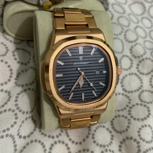 Rosé-guld platerad klocka stilig  - Bra skick rost fritt stål rosé-guld platerad klocka med svarta o vita dial detaljer 