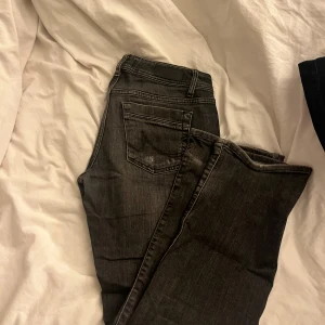 Svarta jeans från LTB Blue Addicted - Snygga svarta jeans från LTB Blue Addicted i klassisk femficksmodell. Jeansen har en mörk tvätt och raka ben, perfekt för dig som gillar en stilren look. Tillverkade i bomull med en skön passform som funkar till det mesta.