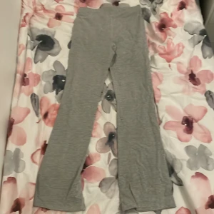 Grå mjukisbyxor med bootcut - Säljer gråa mjukisbyxor med bootcut och skön passform. 