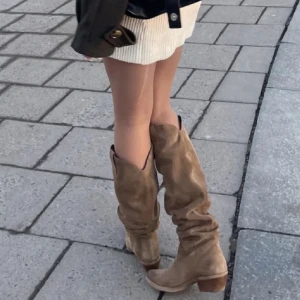  cowboy boots - Jättefina cowboy boots som jag har tyvärr inte använder längre är i jättebra skick i äkta mocka. från felmini💗 Köparen står för frakt, ny pris för de är ca 4 tusen kr