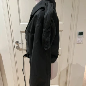 Bomberjacka i jeans - Så snygg bomberjacka i jeansmaterial. Den är svart/mörkgrå och jätte bra skick! 