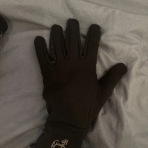 2 par svarta ridhandskar - Köpt från hööks Ordinarie pris 200kr st Bra grepp typ aldrig använda