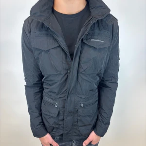 Filedjacka  - Hej, säljer nu denna väldigt snygga och eftertraktade Field jackan som är perfekt nu till hösten/ vintern! Storlek M Fraktas spårbart vis Instabox, PostNord eller bring!  Vid minsta lilla fundering så är det bara att höra av sig!  